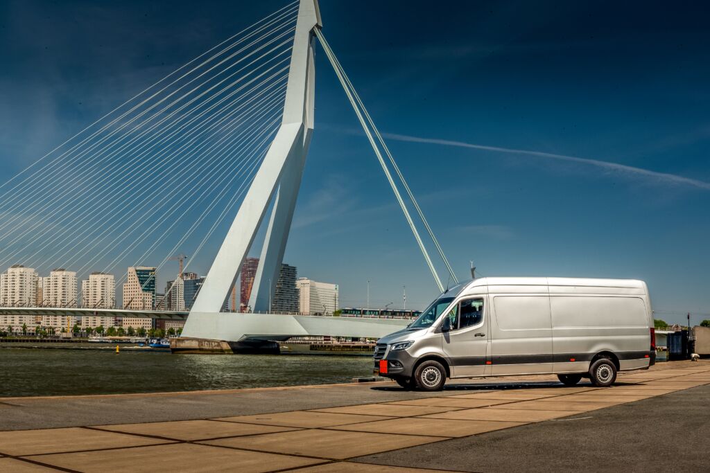 Erasmus brug met Your Couriers bus